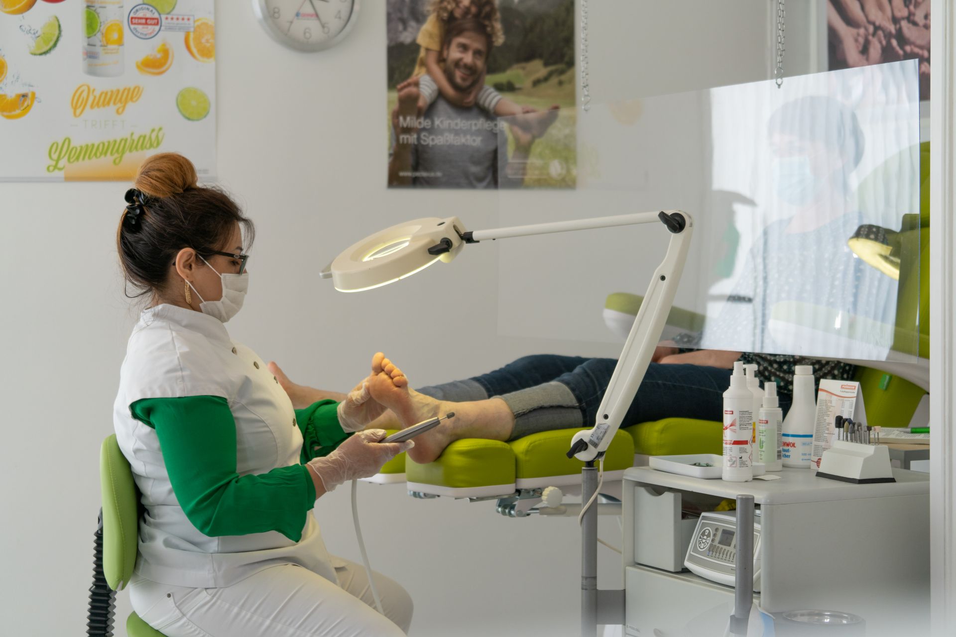 Nahaufnahme einer medizinischen Fußbehandlung durch eine Podologin