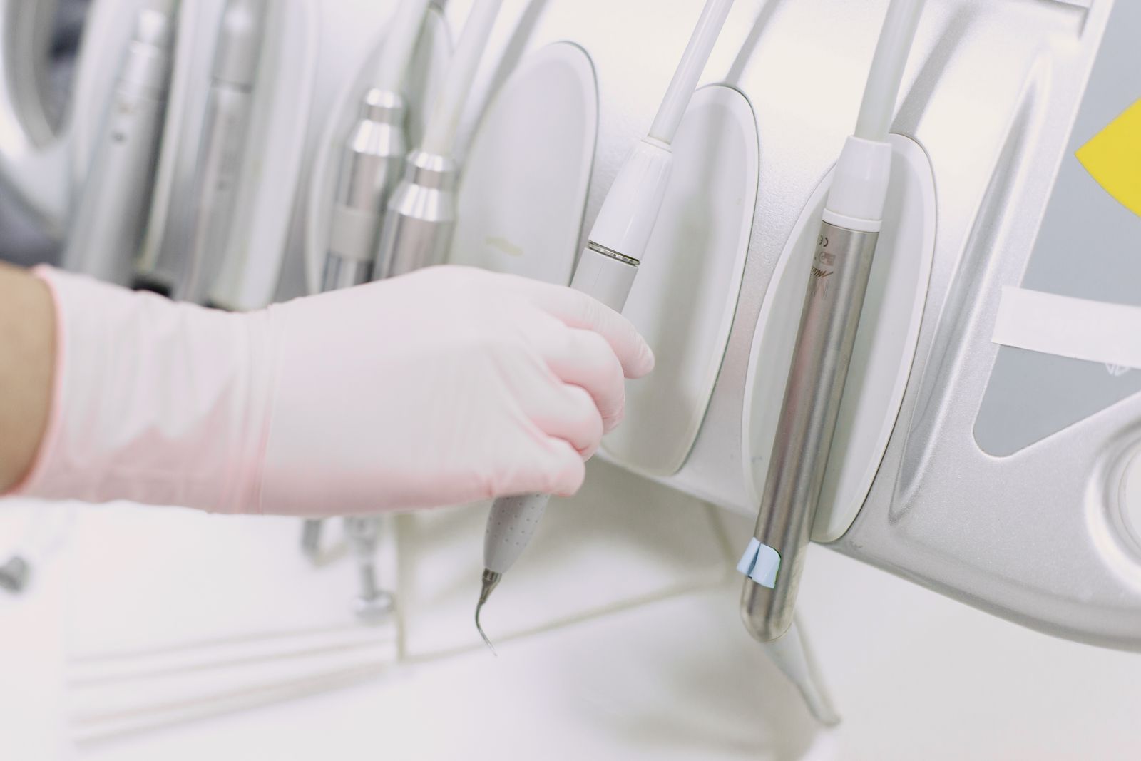 Behandschuhte Hände bereiten hygienisch die podologische Behandlungseinheit vor