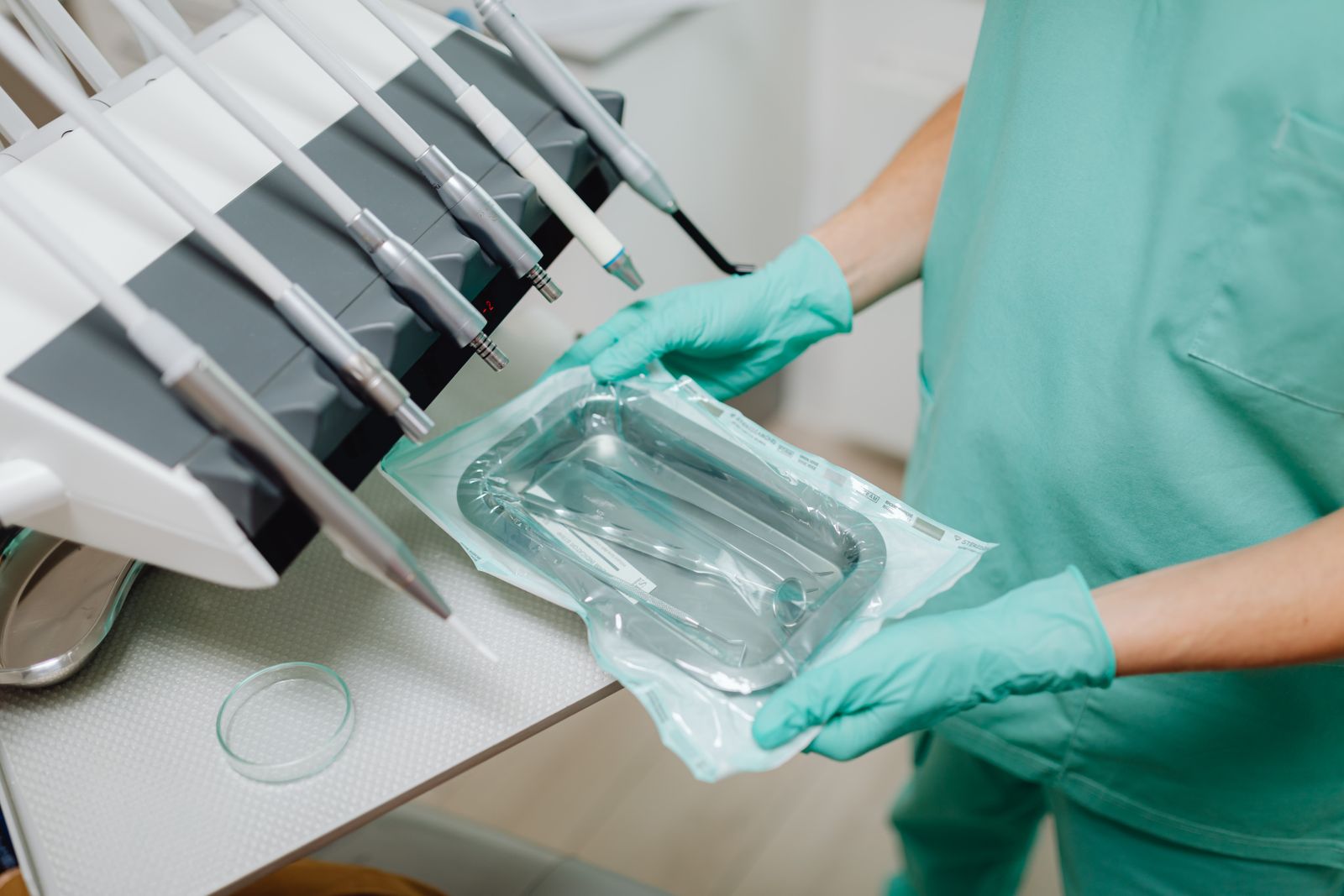 Medizinisches Fachpersonal bereitet steriles Behandlungsbesteck für Hornhautbehandlung vor